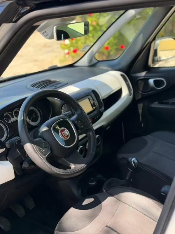 Fiat 500L 2015 - 9900 EUR, 126882 km - AUTO.MOTO.pt - 126882km - foto 7 de 8