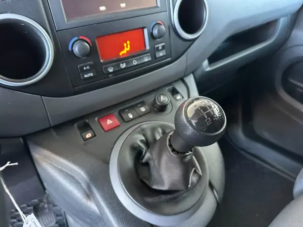Citroën Berlingo 2016 - 12900 EUR, 101818 km - AUTO.MOTO.pt - 101818km - foto 21 de 27