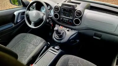 Peugeot Partner 2018 - 15900 EUR, 160000 km - AUTO.MOTO.pt - 160000km - foto 14 de 23