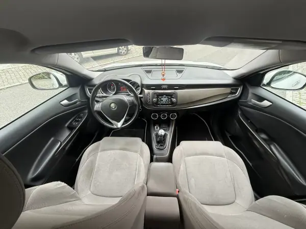 Alfa Romeo Giulietta 2014 - 7950 EUR, 197000 km - AUTO.MOTO.pt - 197000km - foto 12 de 15