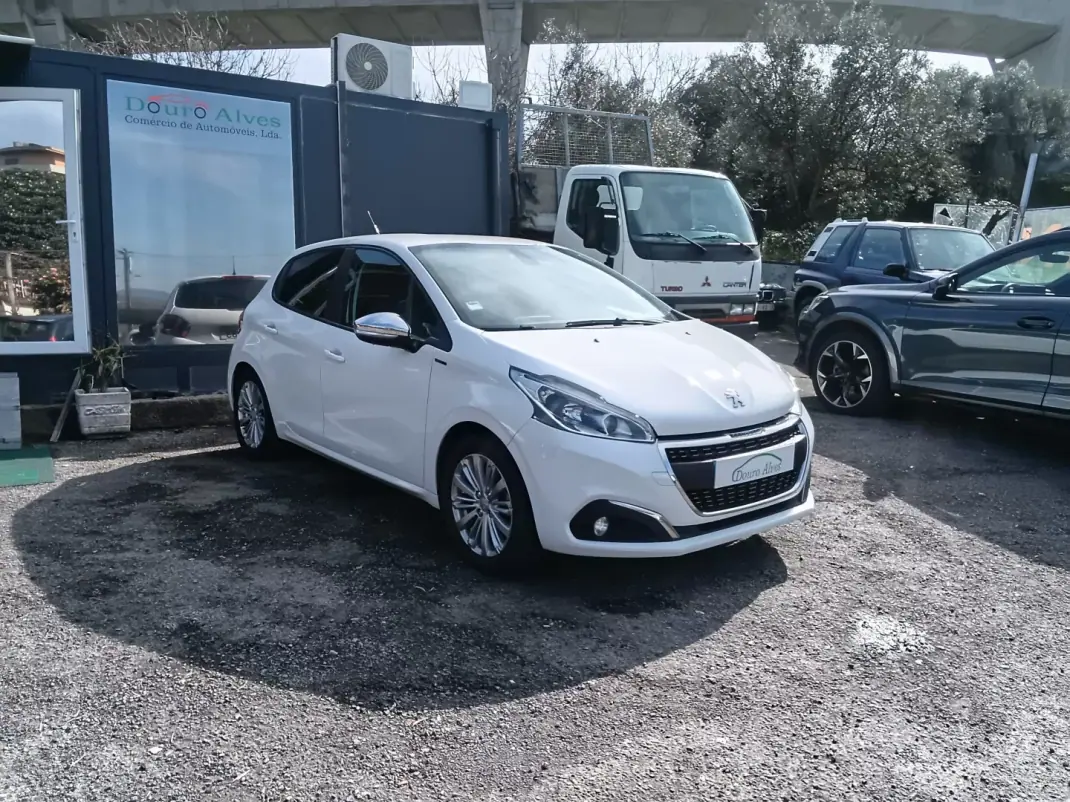 Peugeot 208 2019 - 10900 EUR, 127907 km - AUTO.MOTO.pt - 127907km - foto 2 de 17