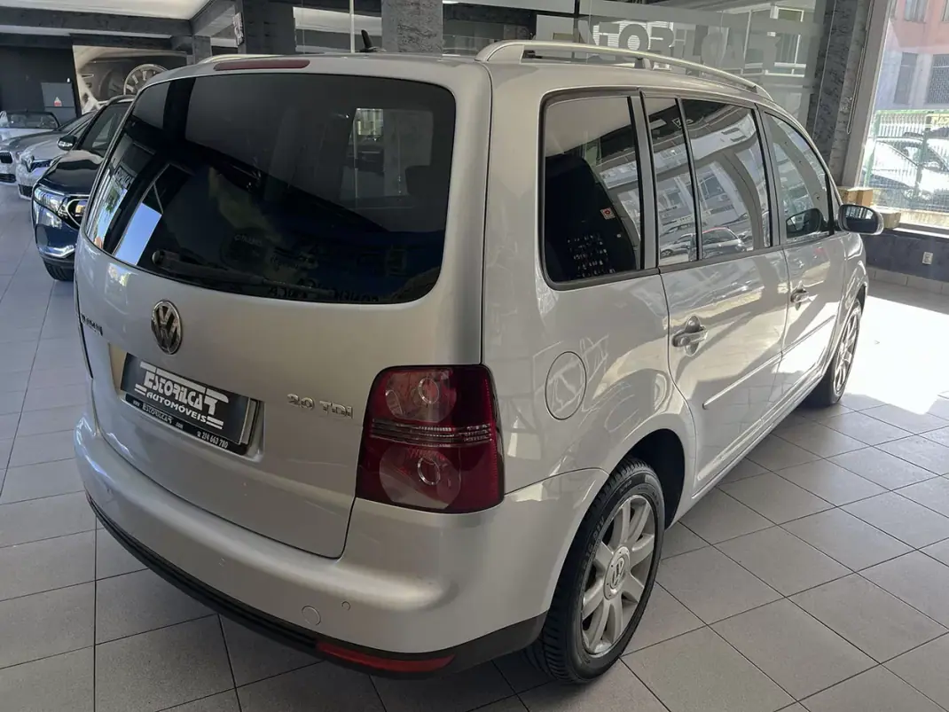 Volkswagen Touran 2008 - 8900 EUR, 243598 km - AUTO.MOTO.pt - 243598km - foto 4 de 23