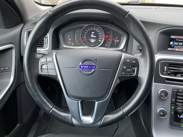 Volvo V60 2017 - 17900 EUR, 165010 km - AUTO.MOTO.pt - 165010km - foto 10 de 23