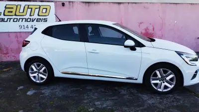 Renault Clio 2021 - 13999 EUR, 63000 km - AUTO.MOTO.pt - 63000km - foto 3 de 38