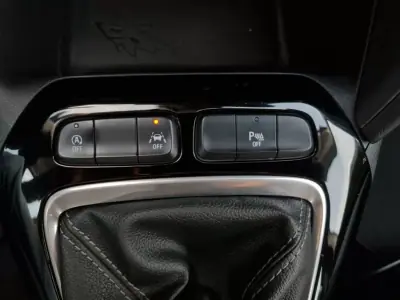 Opel Corsa 2020 - 15990 EUR, 140000 km - AUTO.MOTO.pt - 140000km - foto 25 de 31