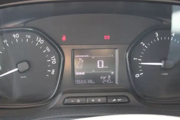 Opel Vivaro 2022 - 26900 EUR, 66638 km - AUTO.MOTO.pt - 66638km - foto 11 de 18