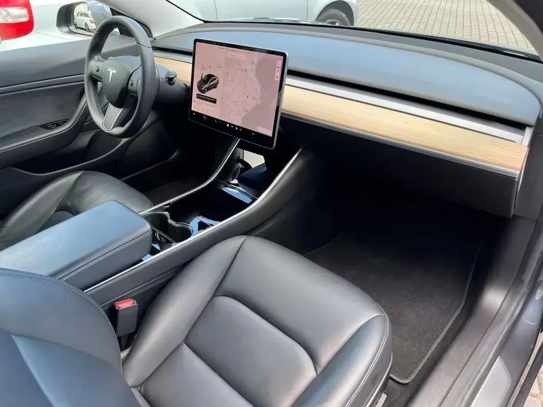 Tesla Model 3 2019 - 23990 EUR, 83000 km - AUTO.MOTO.pt - 83000km - foto 17 de 26