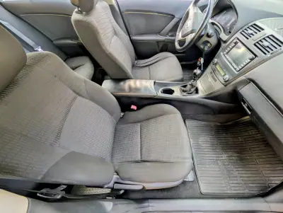 Toyota Avensis SW 2010 - 6900 EUR, 274056 km - AUTO.MOTO.pt - 274056km - foto 14 de 21