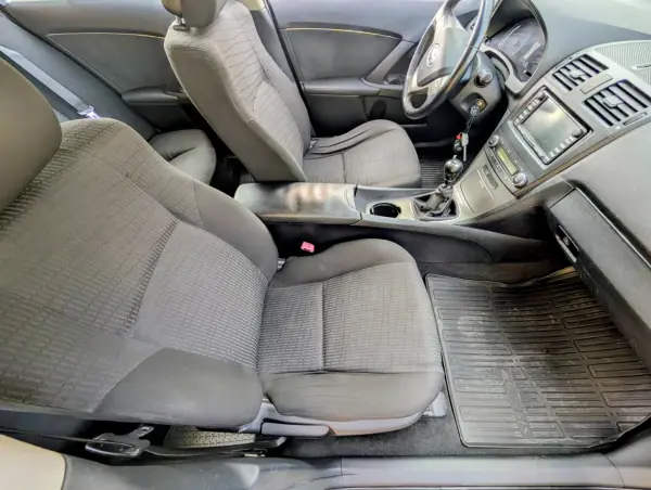 Toyota Avensis SW 2010 - 6900 EUR, 274056 km - AUTO.MOTO.pt - 274056km - foto 14 de 21