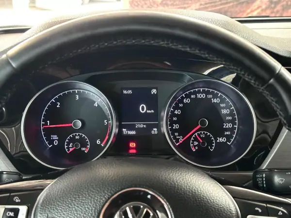 Volkswagen Touran 2017 - 18900 EUR, 171666 km - AUTO.MOTO.pt - 171666km - foto 23 de 31