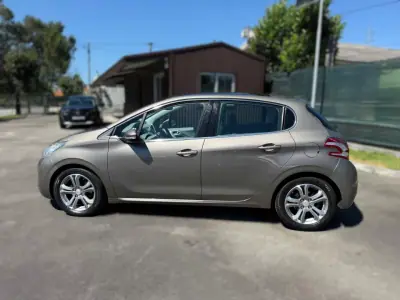 Peugeot 208 2012 - 8250 EUR, 221000 km - AUTO.MOTO.pt - 221000km - foto 9 de 21