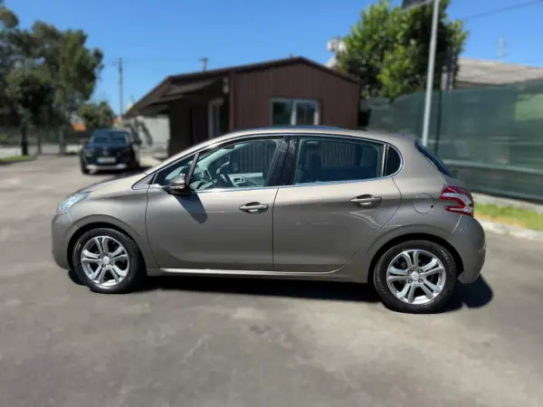 Peugeot 208 2012 - 8250 EUR, 221000 km - AUTO.MOTO.pt - 221000km - foto 9 de 21