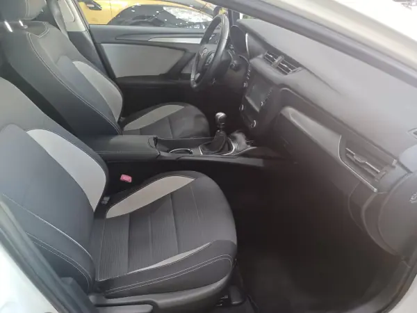 Toyota Avensis Touring Sports 2016 - 15980 EUR, 120621 km - AUTO.MOTO.pt - 120621km - foto 28 de 45