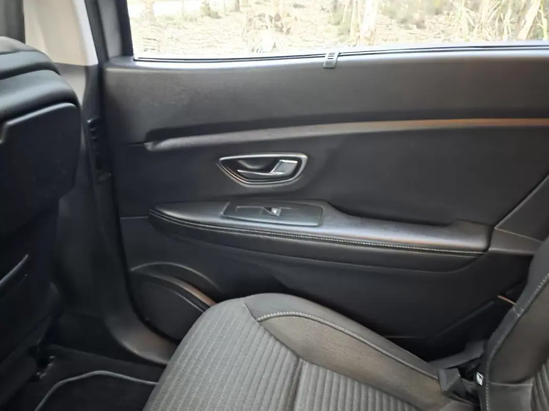 Renault Grand Scénic 2017 - 12750 EUR, 320000 km - AUTO.MOTO.pt - 320000km - foto 40 de 40