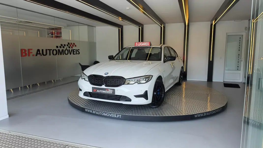 BMW 330 2019 - 22900 EUR, 111028 km - AUTO.MOTO.pt - 111028km - foto 12 de 54