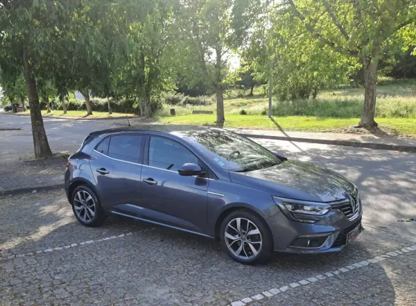 Renault Mégane 2016 - 14000 EUR, 159000 km - AUTO.MOTO.pt - 159000km - foto 8 de 17
