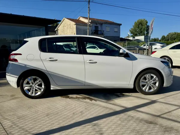 Peugeot 308 2018 - 9999 EUR, 120000 km - AUTO.MOTO.pt - 120000km - foto 18 de 19