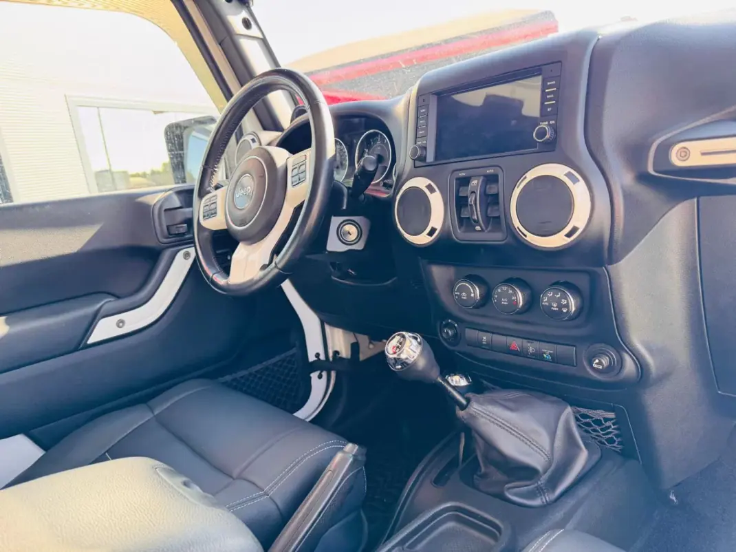 Jeep Wrangler Unlimited 2012 - 69999 EUR, 77000 km - 77000km - foto 10 de 16