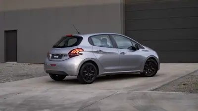 Peugeot 208 2019 - 9999 EUR, 106000 km - AUTO.MOTO.pt - 106000km - foto 6 de 20