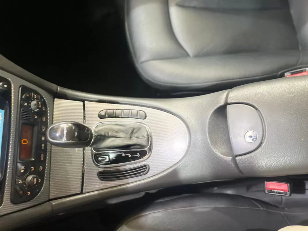 Mercedes-Benz CLK 220 2005 - 10999 EUR, 223000 km - AUTO.MOTO.pt - 223000km - foto 40 de 44