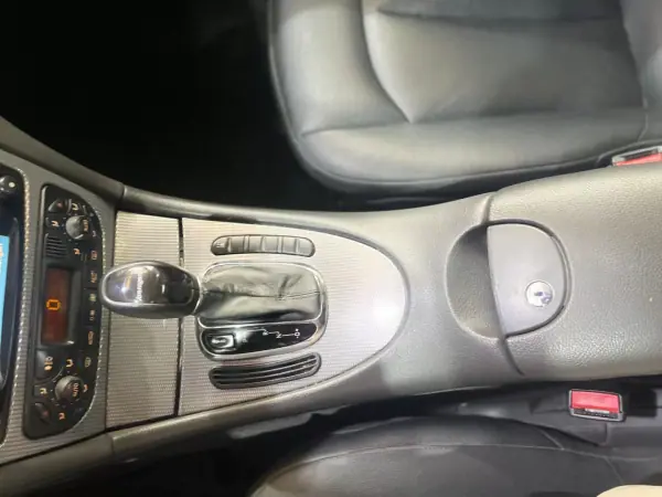 Mercedes-Benz CLK 220 2005 - 10999 EUR, 223000 km - AUTO.MOTO.pt - 223000km - foto 40 de 44