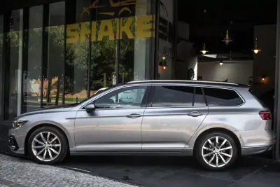 Volkswagen Passat Variant 2020 - 23990 EUR, 19072 km - 19072km - foto 2 de 43