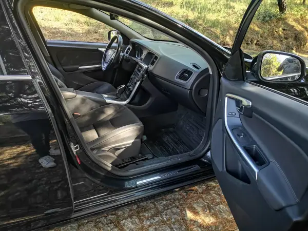 Volvo V60 2014 - 11750 EUR, 270000 km - AUTO.MOTO.pt - 270000km - foto 11 de 17