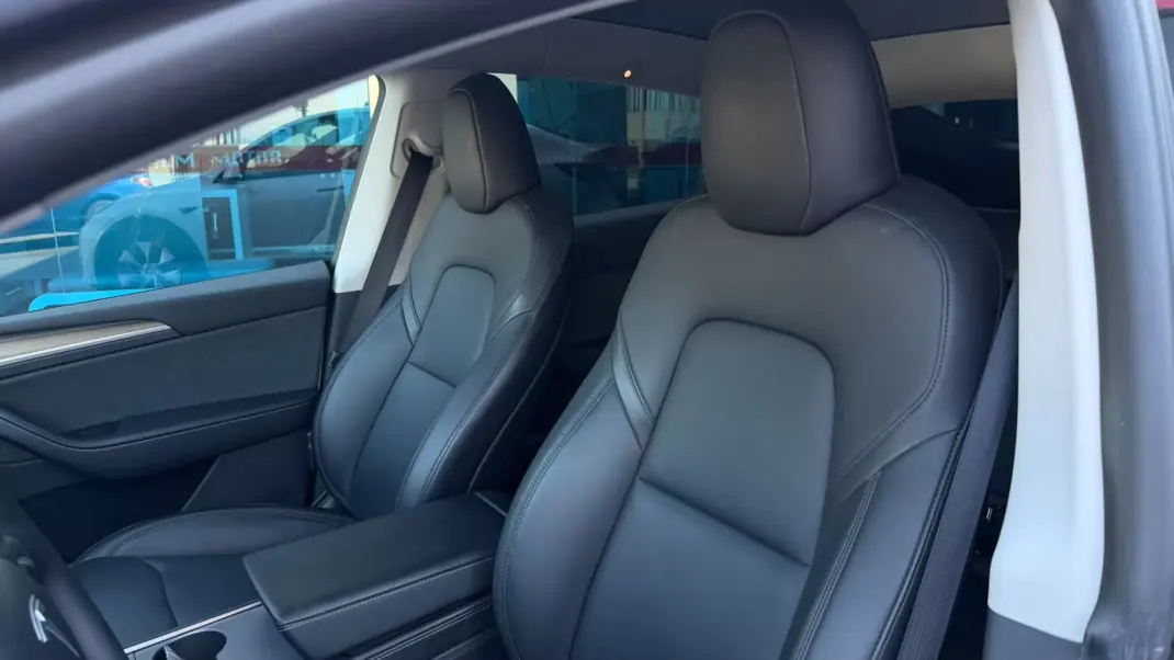 Tesla Model Y 2024 - 38500 EUR, 57000 km - 57000km - foto 7 de 9