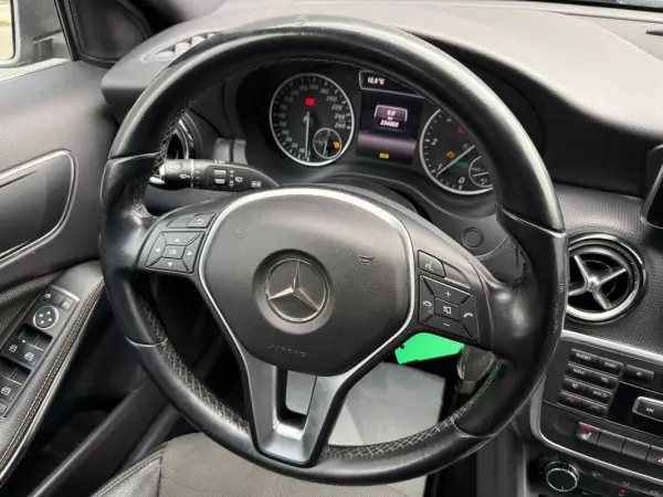 Mercedes-Benz A 180 2013 - 9900 EUR, 234885 km - AUTO.MOTO.pt - 234885km - foto 8 de 12