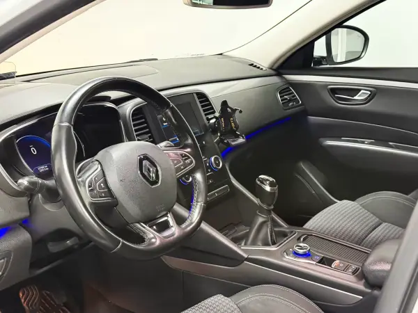 Renault Talisman Sport Tourer 2016 - 9990 EUR, 228000 km - AUTO.MOTO.pt - 228000km - foto 8 de 23