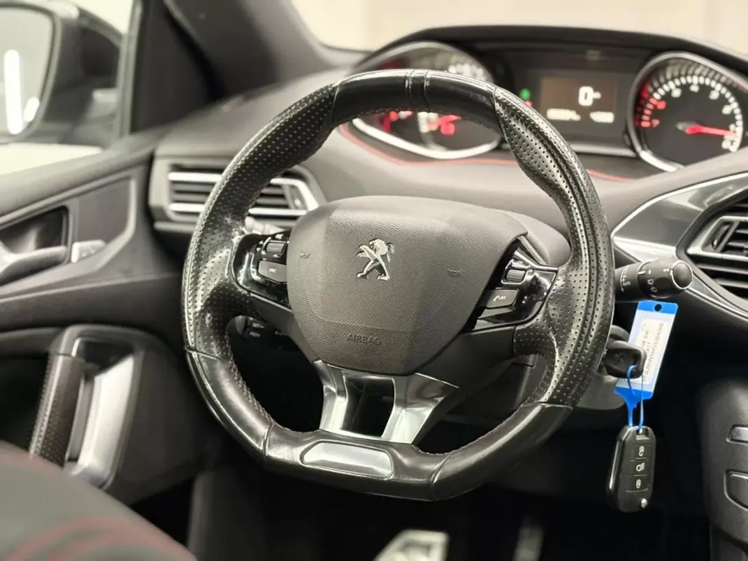Peugeot 308 SW 2016 - 9500 EUR, 198000 km - AUTO.MOTO.pt - 198000km - foto 15 de 18