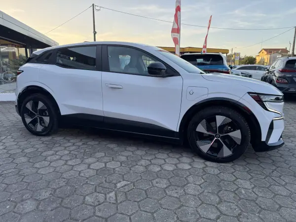 Renault Mégane E-Tech 2022 - 22500 EUR, 96000 km - AUTO.MOTO.pt - 96000km - foto 5 de 44