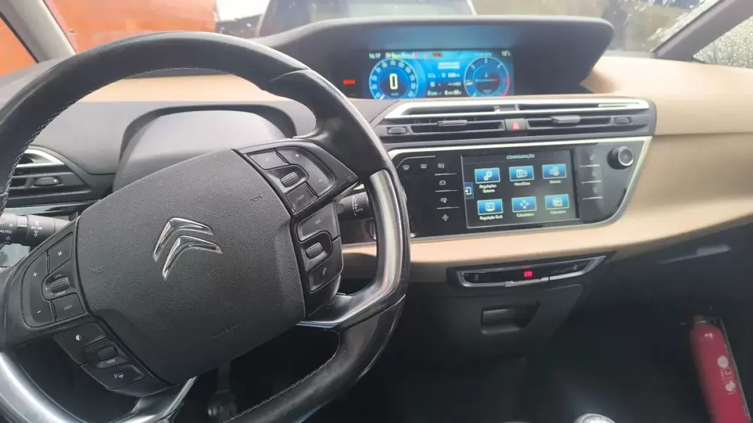 Citroën C4 Grand Picasso 2015 - 10900 EUR, 175000 km - AUTO.MOTO.pt - 175000km - foto 5 de 17