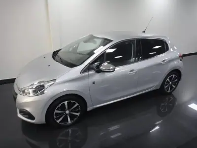 Peugeot 208 2018 - 9900 EUR, 84000 km - 84000km - foto 9 de 26