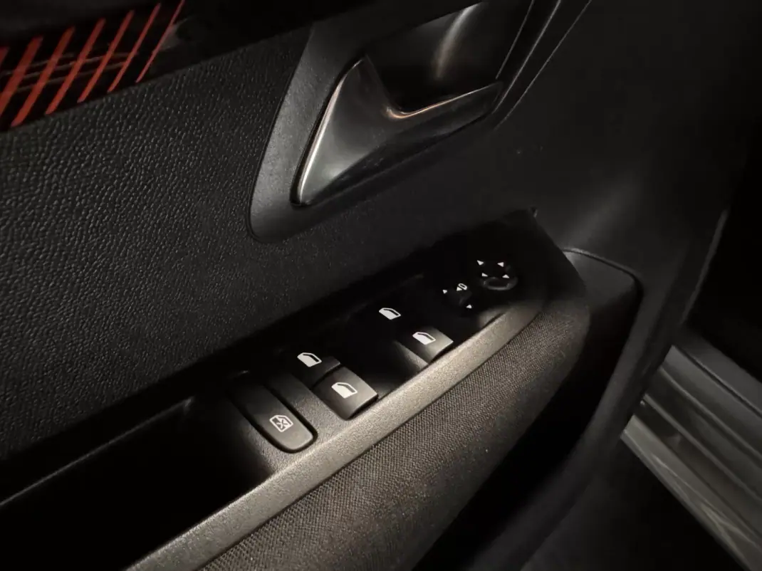 Peugeot 208 2023 - 14990 EUR, 87800 km - AUTO.MOTO.pt - 87800km - foto 20 de 30