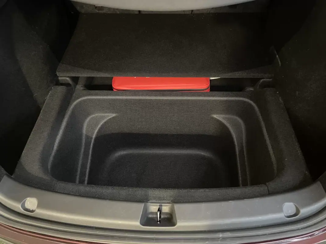 Tesla Model Y 2023 - 38900 EUR, 80000 km - 80000km - foto 35 de 38