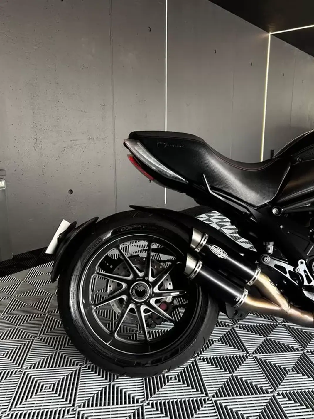 Ducati Diavel 2011 - 9750 EUR, 39000 km - AUTO.MOTO.pt - 39000km - foto 13 de 14