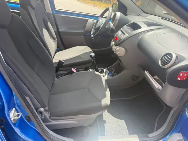 Toyota Aygo 2010 - 5490 EUR, 149000 km - AUTO.MOTO.pt - 149000km - foto 12 de 25