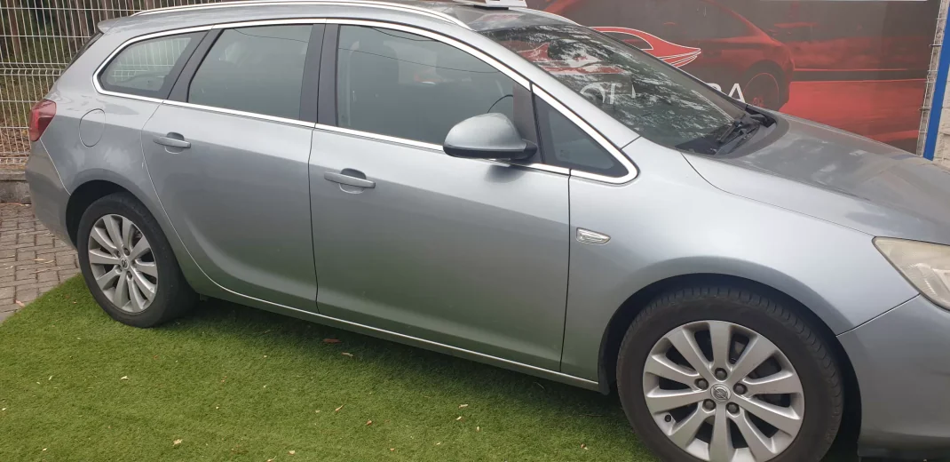 Opel Astra Sports Tourer 2010 - 5750 EUR, 255000 km - AUTO.MOTO.pt - 255000km - foto 3 de 12