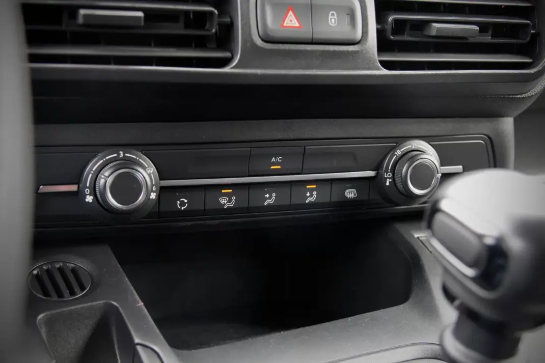 Toyota Proace City 1.5D L1 Comfort IVA DEDUTÍVEL 2022 - 14400 EUR, 159000 km - AUTO.MOTO.pt - 159000km - foto 21 de 26