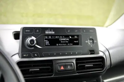 Toyota Proace City 1.5D L1 Comfort IVA DEDUTÍVEL 2022 - 14400 EUR, 159000 km - AUTO.MOTO.pt - 159000km - foto 20 de 26