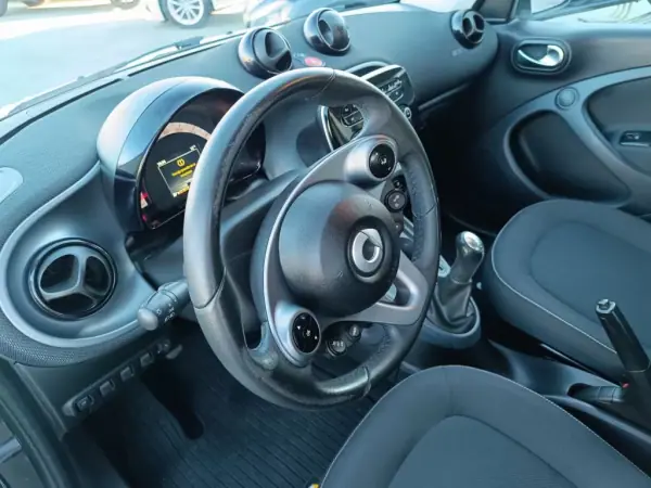 Smart ForFour 2016 - 9900 EUR, 66000 km - AUTO.MOTO.pt - 66000km - foto 16 de 25