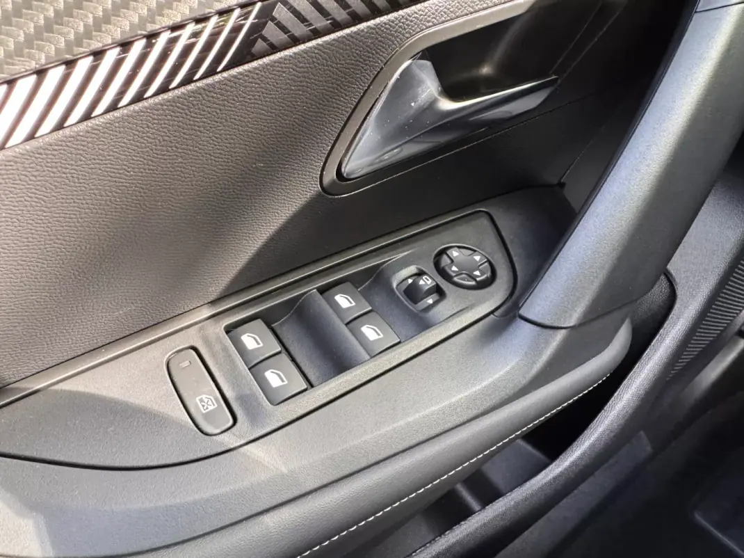 Peugeot 2008 2025 - 24900 EUR, 22017 km - AUTO.MOTO.pt - 22017km - foto 16 de 25