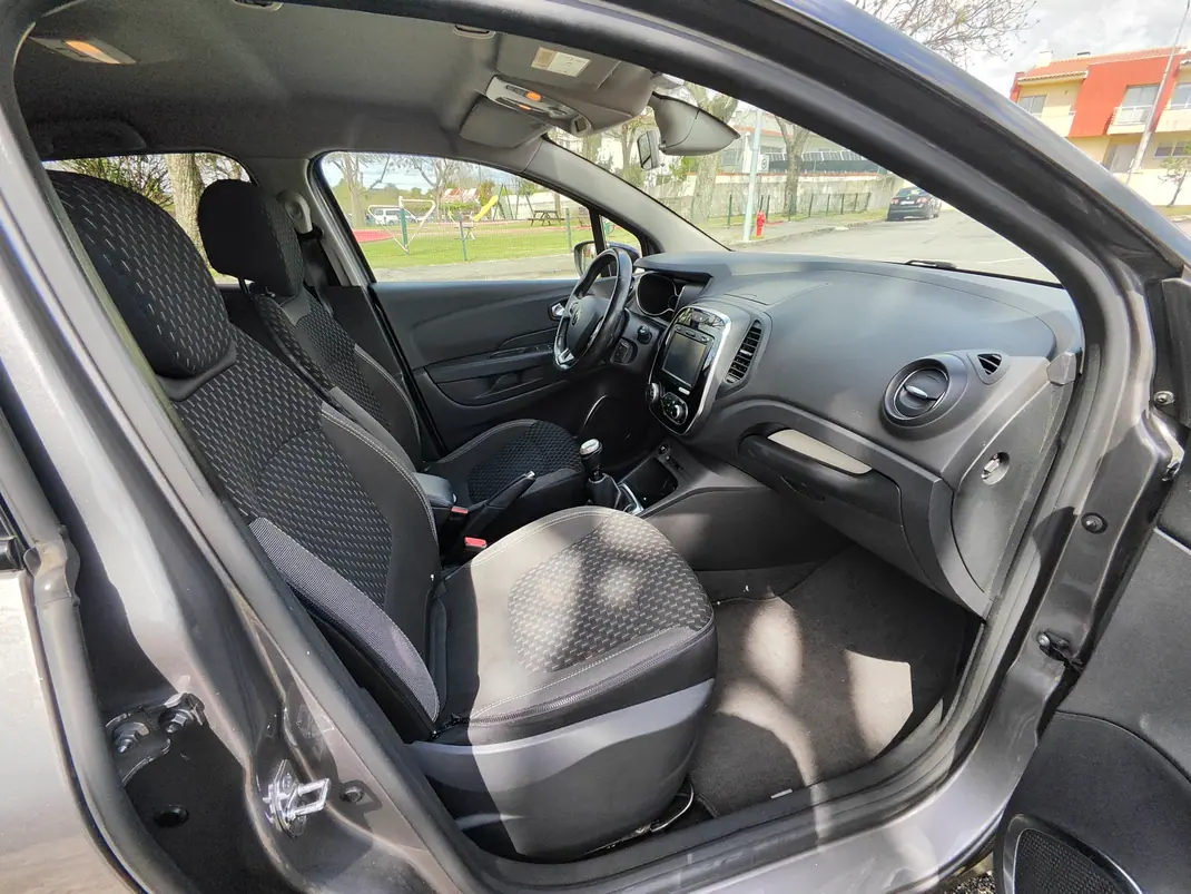 Renault Captur 2017 - 11000 EUR, 143000 km - AUTO.MOTO.pt - 143000km - foto 20 de 22