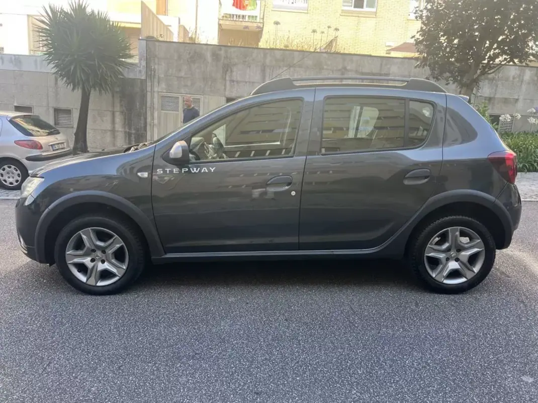 Dacia Sandero 2017 - 10950 EUR, 158000 km - AUTO.MOTO.pt - 158000km - foto 9 de 15