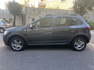 Dacia Sandero 2017 - 10950 EUR, 158000 km - AUTO.MOTO.pt - 158000km - foto 9 de 15