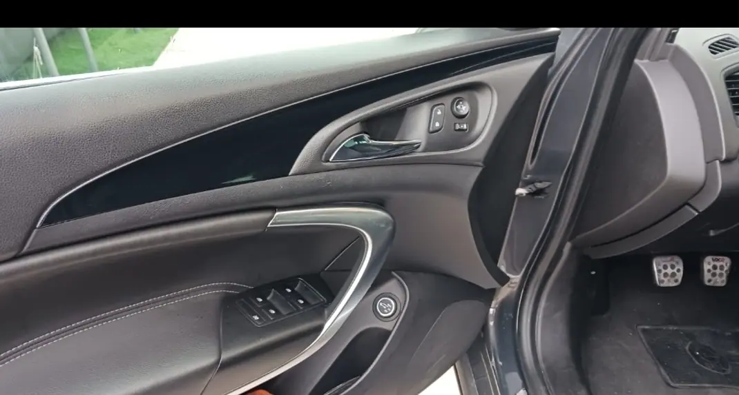 Opel Insignia Sports Tourer 2016 - 9500 EUR, 86000 km - AUTO.MOTO.pt - 86000km - foto 8 de 10