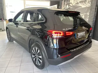 Mercedes-Benz GLA 250 2021 - 27600 EUR, 108896 km - AUTO.MOTO.pt - 108896km - foto 3 de 23