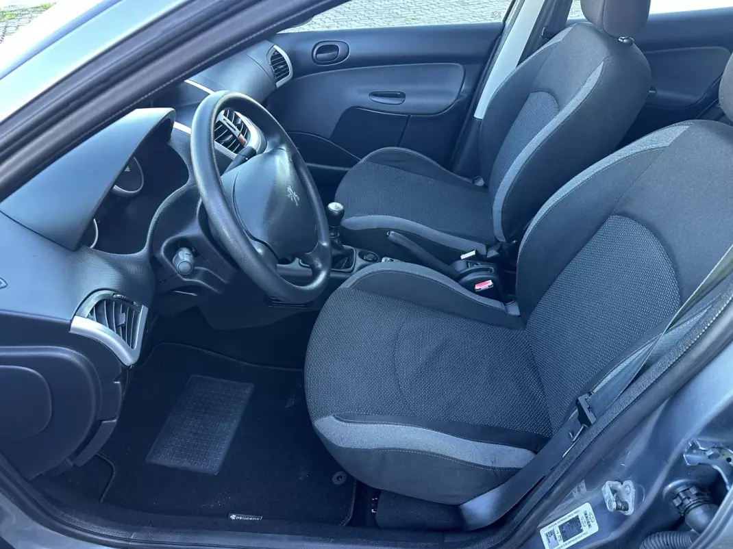Peugeot 206 2010 - 5990 EUR, 158000 km - AUTO.MOTO.pt - 158000km - foto 12 de 16