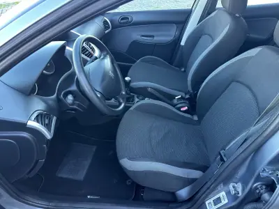 Peugeot 206 2010 - 5990 EUR, 158000 km - AUTO.MOTO.pt - 158000km - foto 12 de 16